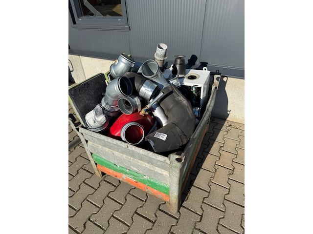 Stalen bak met metaalschroot - afbeelding 2 van  5