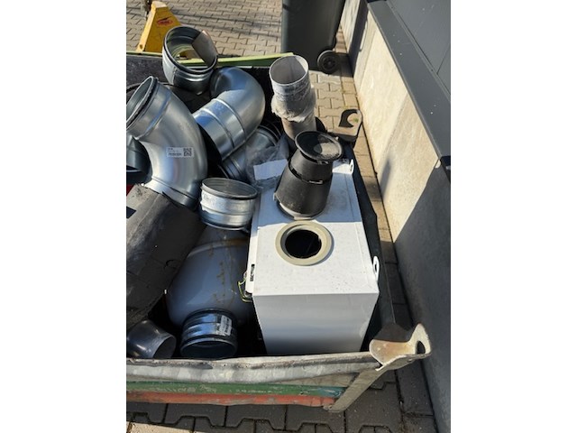 Stalen bak met metaalschroot - afbeelding 3 van  5