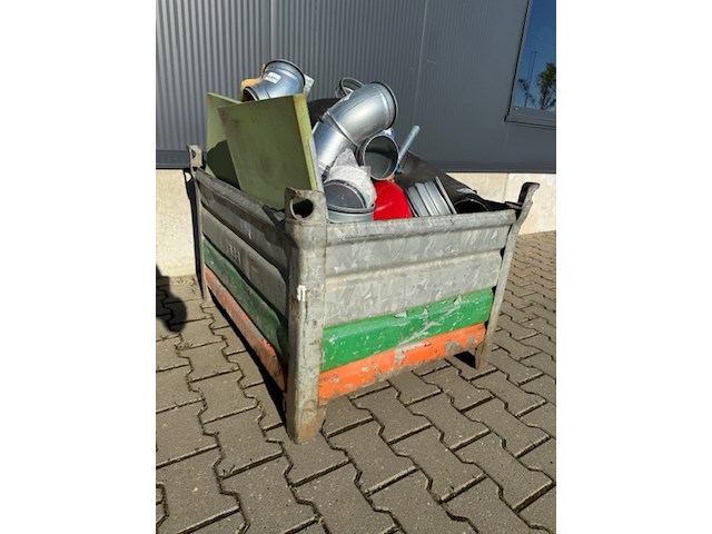 Stalen bak met metaalschroot - afbeelding 5 van  5