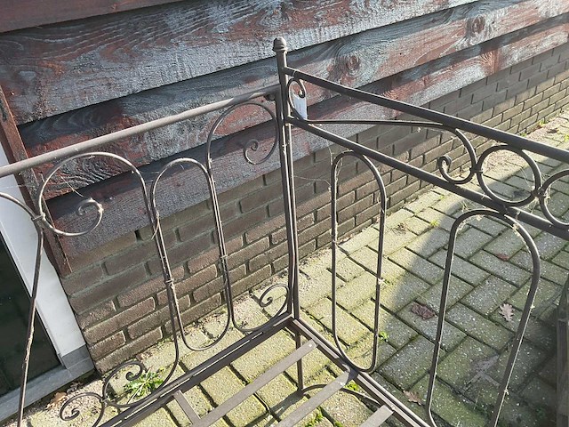 Stalen bed - afbeelding 4 van  4