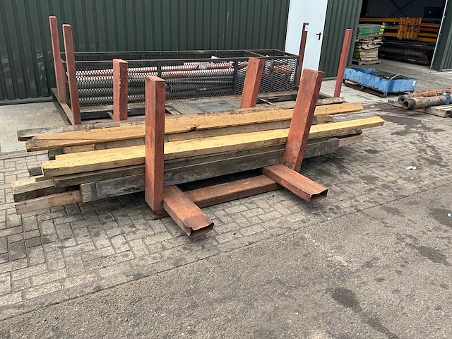 Stalen bok met hout - afbeelding 1 van  4