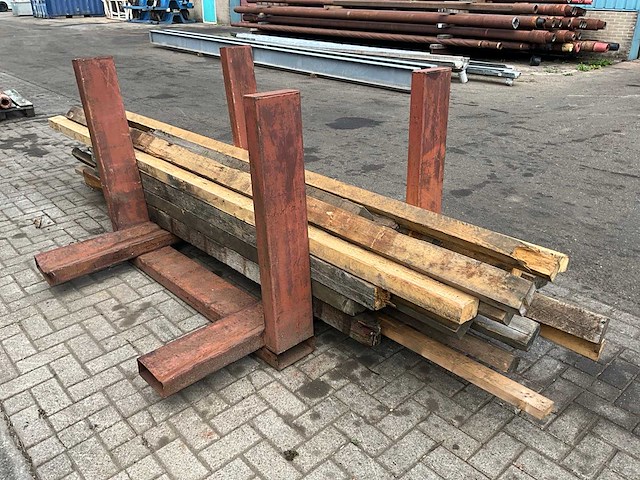 Stalen bok met hout - afbeelding 3 van  4