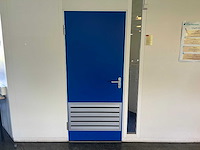 Stalen (brand)deur, met insteekslot en deurkrukken. (3x) - afbeelding 1 van  4