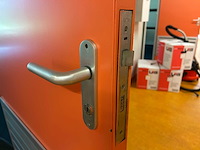 Stalen (brand)deur, met insteekslot en deurkrukken. (6x) - afbeelding 4 van  7