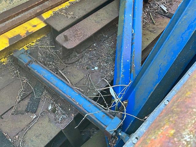 Stalen container met diverse inhoud - afbeelding 4 van  17