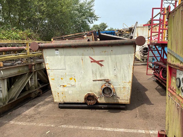 Stalen container met diverse inhoud - afbeelding 1 van  17