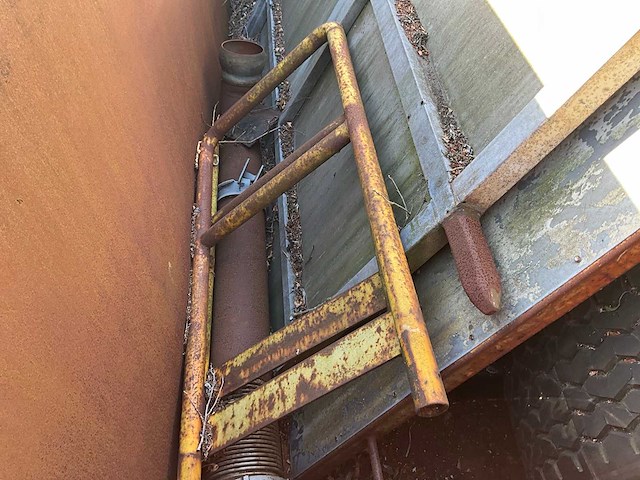 Stalen container met diverse inhoud - afbeelding 13 van  17