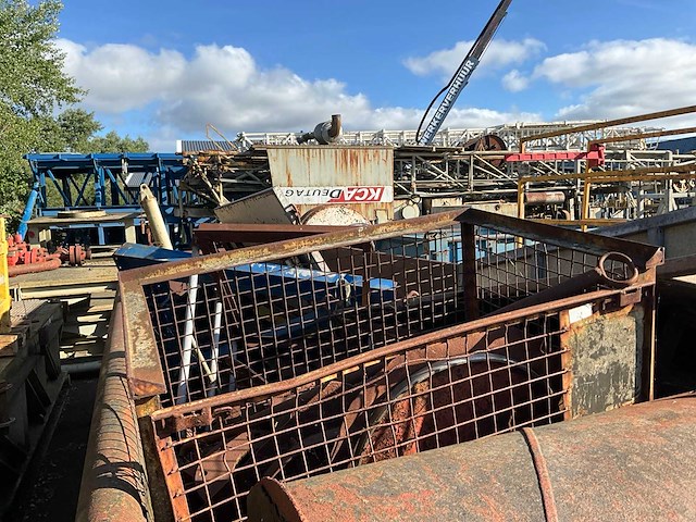 Stalen container met diverse inhoud - afbeelding 7 van  17