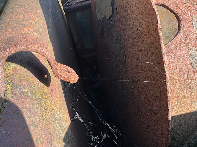 Stalen container met diverse inhoud - afbeelding 8 van  17