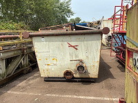 Stalen container met diverse inhoud - afbeelding 1 van  17