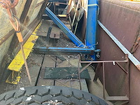 Stalen container met diverse inhoud - afbeelding 16 van  17
