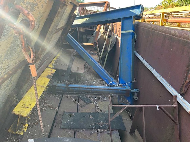 Stalen container met diverse inhoud - afbeelding 17 van  17