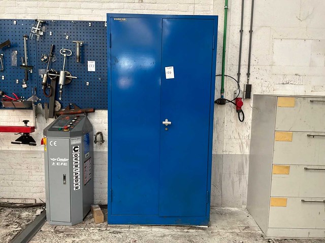 Stalen draaideurkast met inhoud - afbeelding 1 van  7