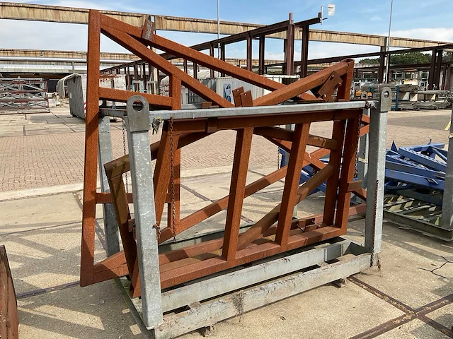 Stalen frames in bok - afbeelding 8 van  9