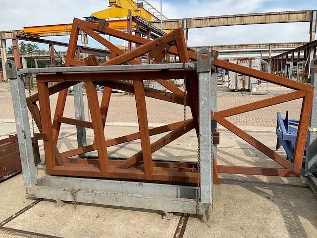 Stalen frames in bok - afbeelding 1 van  9