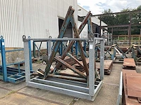 Stalen frames in bok