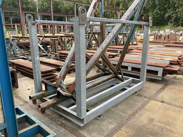 Stalen frames in bok - afbeelding 6 van  8