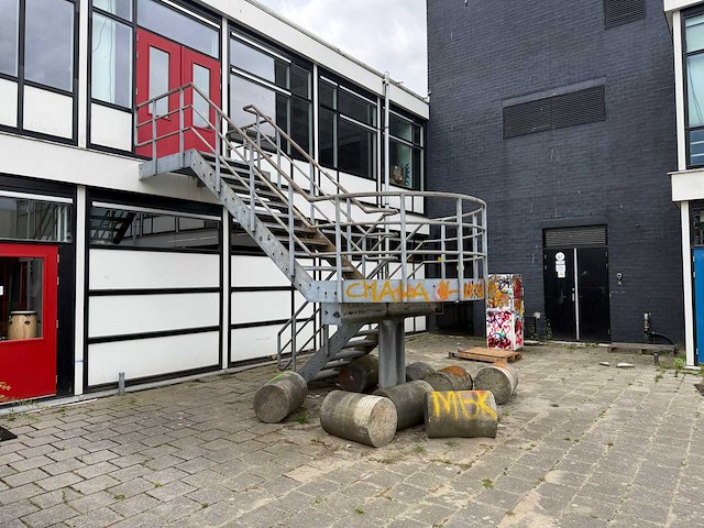 Stalen gegalvaniseerde vluchttrap met bordes - afbeelding 1 van  5