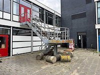 Stalen gegalvaniseerde vluchttrap met bordes - afbeelding 1 van  5