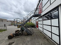 Stalen gegalvaniseerde vluchttrap met bordes - afbeelding 2 van  5