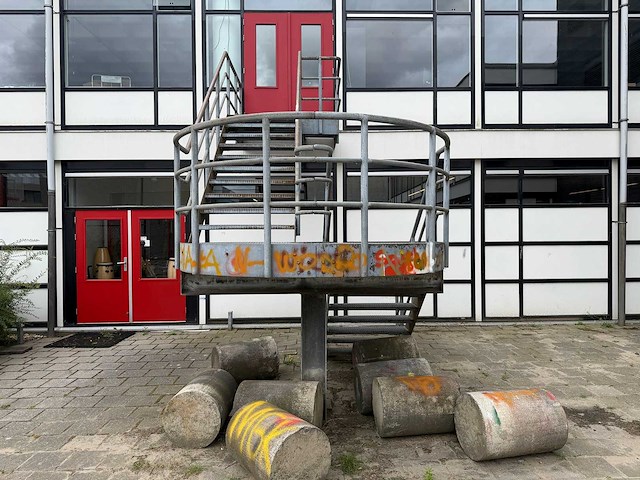 Stalen gegalvaniseerde vluchttrap met bordes - afbeelding 3 van  5