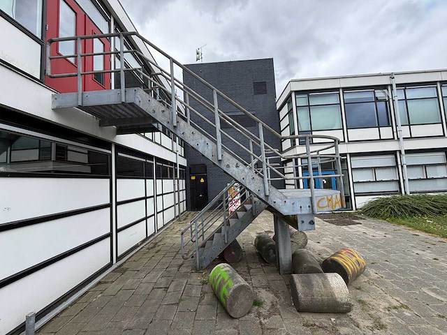 Stalen gegalvaniseerde vluchttrap met bordes - afbeelding 4 van  5