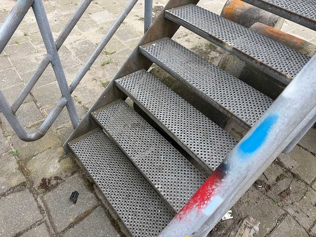 Stalen gegalvaniseerde vluchttrap met bordes - afbeelding 5 van  5