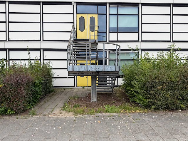 Stalen gegalvaniseerde vluchttrap met bordes - afbeelding 2 van  3