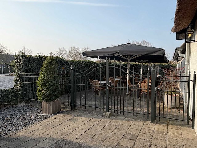 Stalen hekwerk met dubbele poort en enkele poort - afbeelding 1 van  6