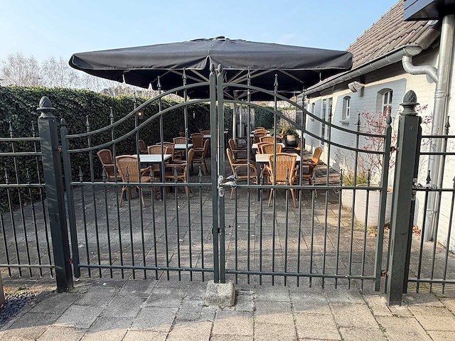 Stalen hekwerk met dubbele poort en enkele poort - afbeelding 2 van  6