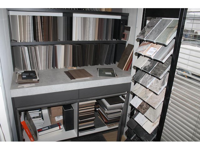 Stalen in diverse uitvoeringen in, om en op kasten en twee displays. - afbeelding 1 van  6