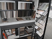 Stalen in diverse uitvoeringen in, om en op kasten en twee displays. - afbeelding 1 van  6