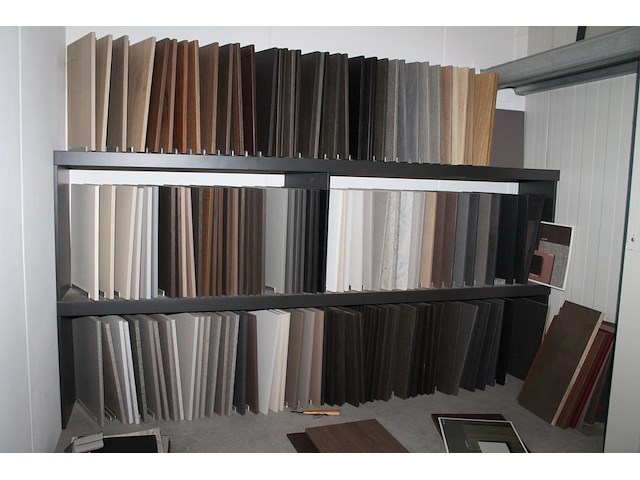 Stalen in diverse uitvoeringen in, om en op kasten en twee displays. - afbeelding 2 van  6