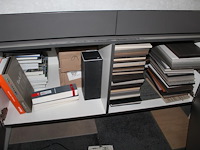 Stalen in diverse uitvoeringen in, om en op kasten en twee displays. - afbeelding 3 van  6