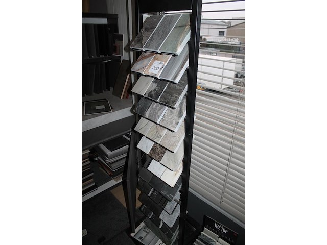 Stalen in diverse uitvoeringen in, om en op kasten en twee displays. - afbeelding 4 van  6