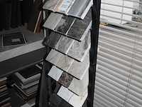 Stalen in diverse uitvoeringen in, om en op kasten en twee displays. - afbeelding 4 van  6