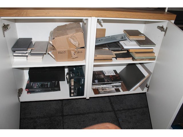 Stalen in diverse uitvoeringen in, om en op kasten en twee displays. - afbeelding 5 van  6