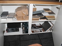 Stalen in diverse uitvoeringen in, om en op kasten en twee displays. - afbeelding 5 van  6