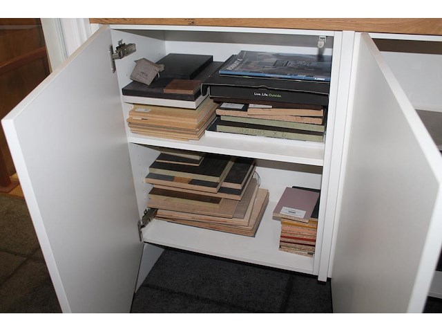 Stalen in diverse uitvoeringen in, om en op kasten en twee displays. - afbeelding 6 van  6