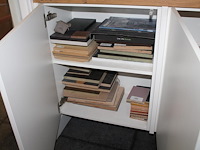 Stalen in diverse uitvoeringen in, om en op kasten en twee displays. - afbeelding 6 van  6