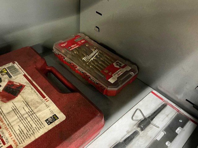 Stalen jaloeziedeurkast met ca. 15 gereedschappen - afbeelding 7 van  20