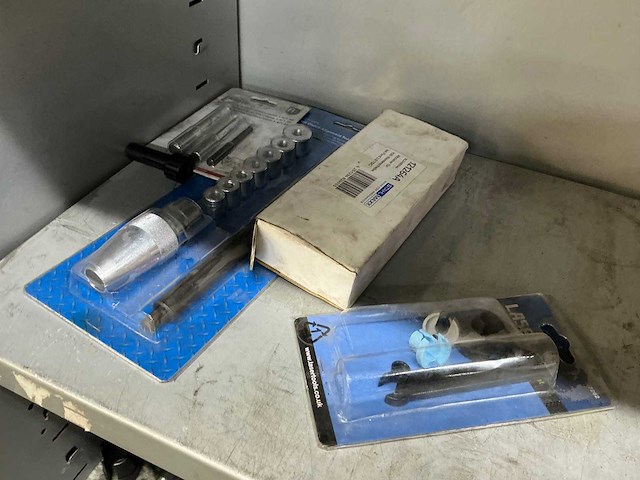 Stalen jaloeziedeurkast met ca. 15 gereedschappen - afbeelding 8 van  20