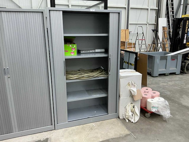 Stalen jaloeziedeurkast met inhoud - afbeelding 1 van  5