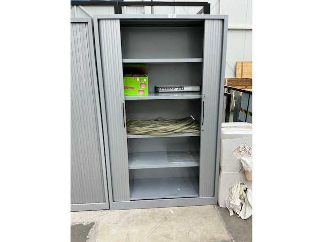 Stalen jaloeziedeurkast met inhoud - afbeelding 2 van  5
