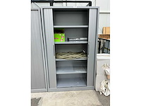 Stalen jaloeziedeurkast met inhoud - afbeelding 2 van  5