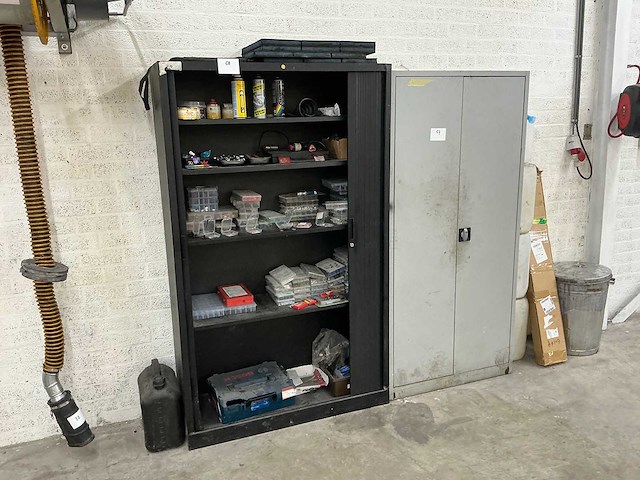Stalen jaloeziedeurkast met kleinmateriaal - afbeelding 1 van  9