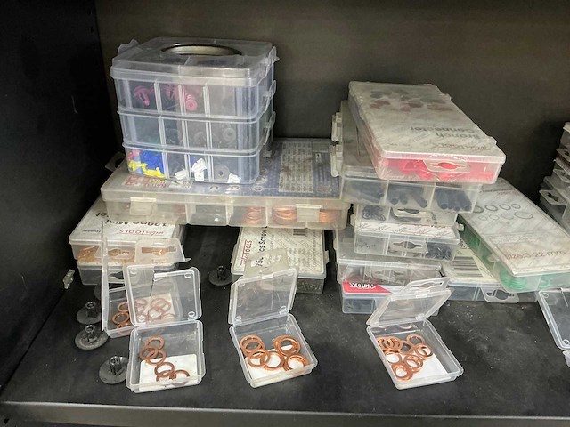 Stalen jaloeziedeurkast met kleinmateriaal - afbeelding 5 van  9