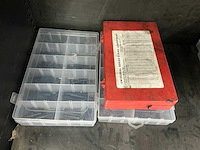Stalen jaloeziedeurkast met kleinmateriaal - afbeelding 7 van  9