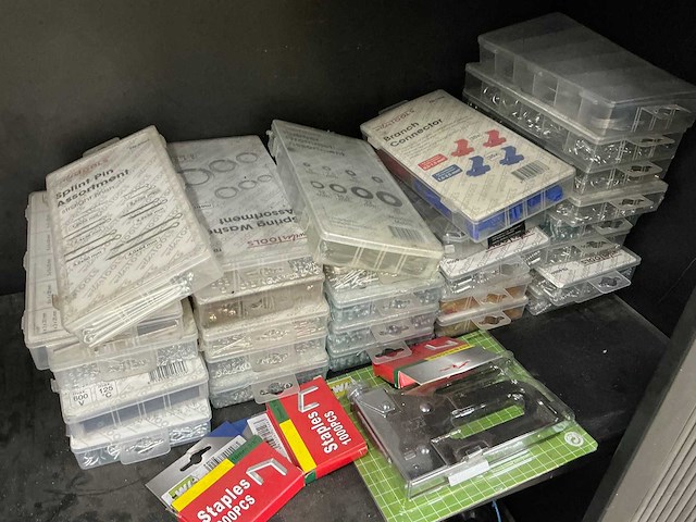 Stalen jaloeziedeurkast met kleinmateriaal - afbeelding 8 van  9