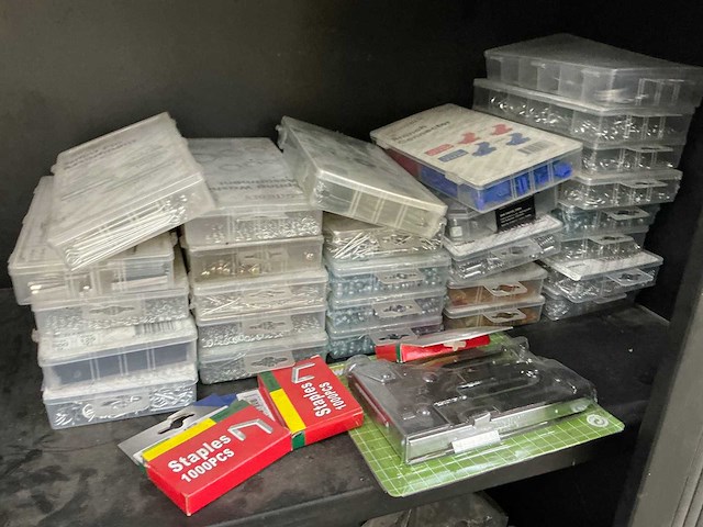 Stalen jaloeziedeurkast met kleinmateriaal - afbeelding 9 van  9
